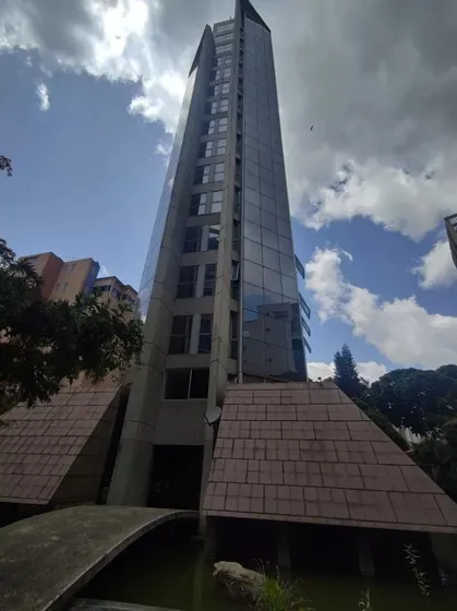 En Alquiler Apartamento En La Urb. La Castellana, Excelente Ubicación Con Un Área De 120 M2 Consta De 2h/ 3b / 2p
