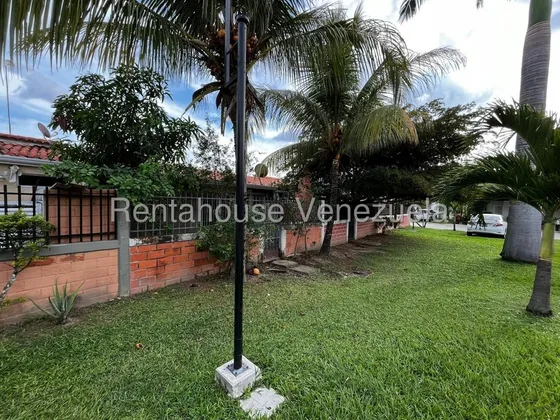 En Venta Hermosa E Iluminada Casa Con 2 Habitaciones Con Closets Más 1 Habitación Ppal Con Vestier, 3 Baños Reformados, Patio Interno Que Brinda Mucha Iluminación. Cocina Totalmente Equipada Con Tope 