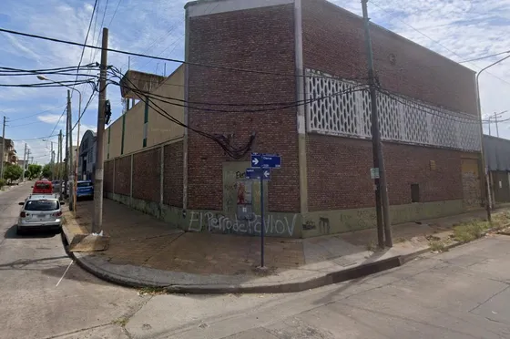 Galpón Parabólico 673 M² En Esquina C/ Oficinas Y Baños - Lomas Del Mirador