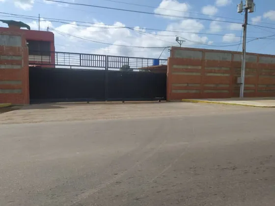 Re/max Abba Ofrece En Alquiler Galpón Con Excelente Ubicación, Autopista De La Zona Industrial Mesones, Cerca De La Entrada Del Peaje, Barcelona/anzoátegui.