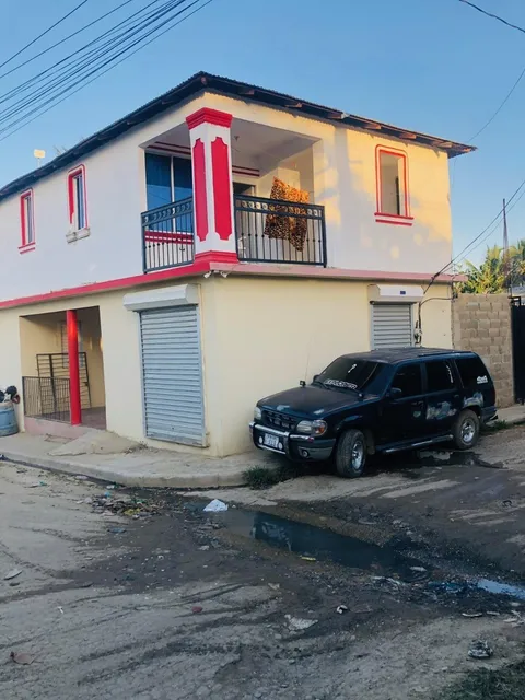 Apartamentos , Local Comercial , De Dos Niveles Mas Un Solar  