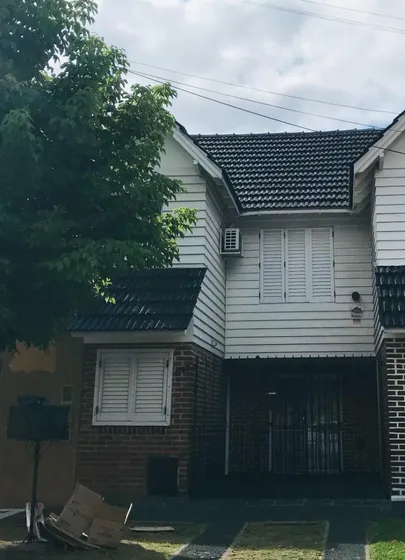 Casa En Venta - 3 Dormitorios 2 Baños - 130mts2 - Lanús