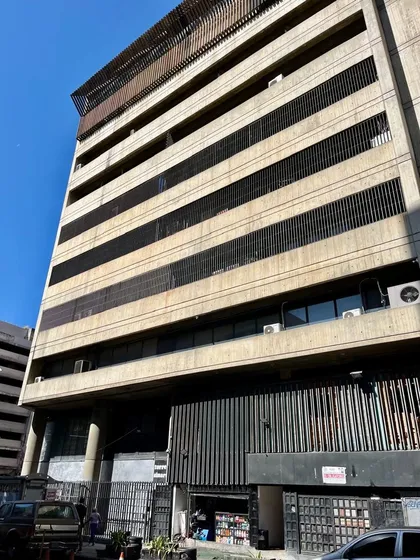 Se Vende Local En Sabana Grande,  98m2., Idoneo Para  Oficina,  Salón De Clases, U Otro Uso Comercial.  
