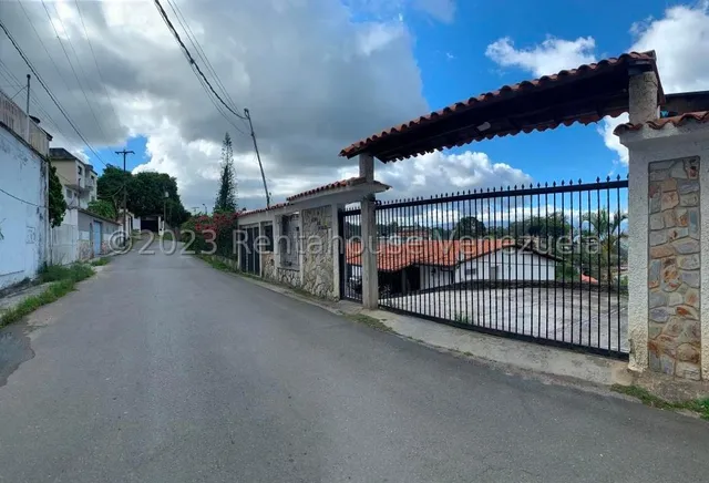 Descubre Esta Estupenda Casa En La Suiza De 225 Mts De Construcción , San Antonio De Los Altos. Mo 23-32390