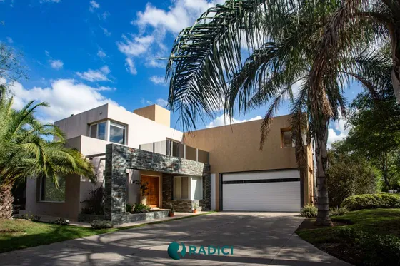Venta Casa De Categoria Sobre Boulevar, Cpileta Y Hermoso Parque - La Vas A Perder