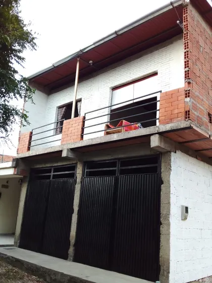 Casa De 2 Pisos Tiene 12 M Frente X 24 M De Largo 