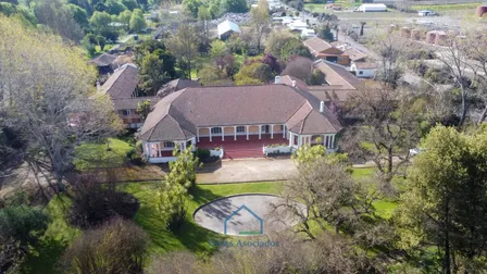 Increíble Casa De Campo Con Jardines Y Excelente Ubicación