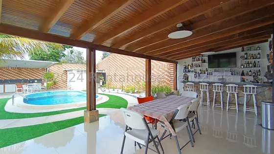 Maikelly Zabala Vende, Hermosa Y Agradable Casa Con Piscina, Y 1000 Mt2, Ubicado En Colinas Santa Rosa Barquisimeto, Flex: 25-3588, Cuenta Con Amplios Espacios, Mz