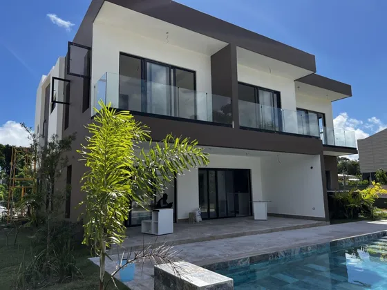 Villa En Venta En Punta Cana Village West, 3 Habitaciones, Amplia, Moderna Y Con Piscina