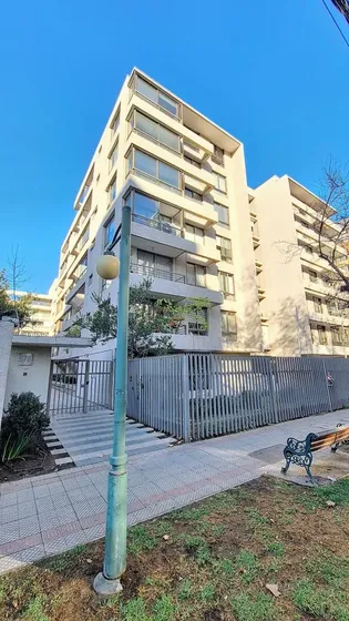 Se Vende Amplio Y Renovado Departamento Con 2 Estacionamient