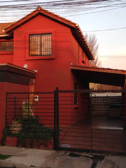 Excelente Casa De 2 Pisos, Buena Conectividad Con Servicios