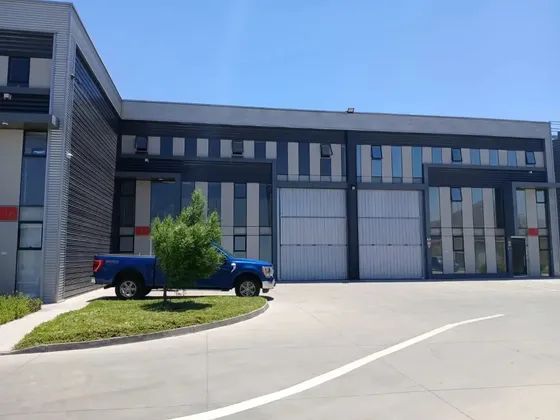 Arriendo Galpon Con Oficina Y Showroom Frente A La Radial