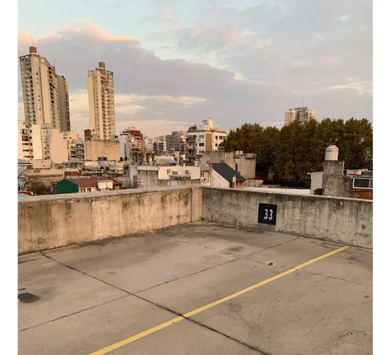 Amplia Cochera Fija Descubierta A Metros De Av. Córdoba. En Terraza De Edificio De Cocheras. Oportunidad.