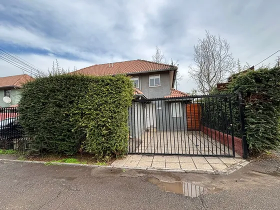 Acogedora Casa Ubicada En Altos De Quilicura.