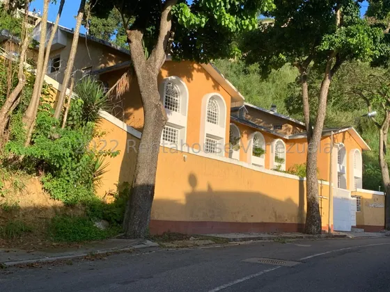 Bello Townhouse En Exclusivo Conjunto Santa Ines 23-11503 Ar