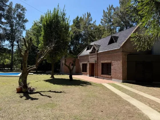 Casa En Venta - 2 Dormitorios 1 Baño - Cochera - 1.500mts2 - San Vicente