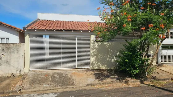 Casa Recém Reformada Com 3 Dormitórios Em Marília!