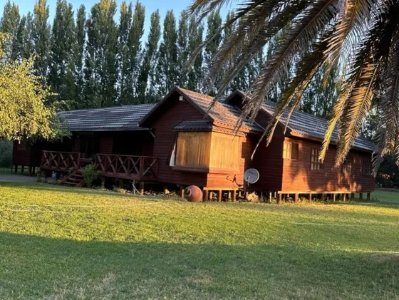 Vende Casa En Quillón Con Piscina.