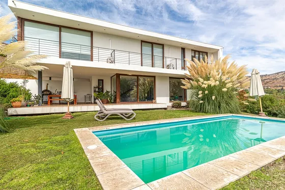 Condominio La Reserva. Líneas Limpias, Luz Y Amplitud.