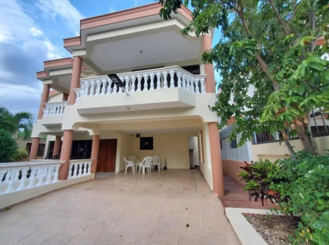 Anyella Cabrera Real Estate Vende De Oportunidad Amplia Casa En La Urbanizacion El Castillo Proximo A La Barranquita Y La Uasd En Santiago 