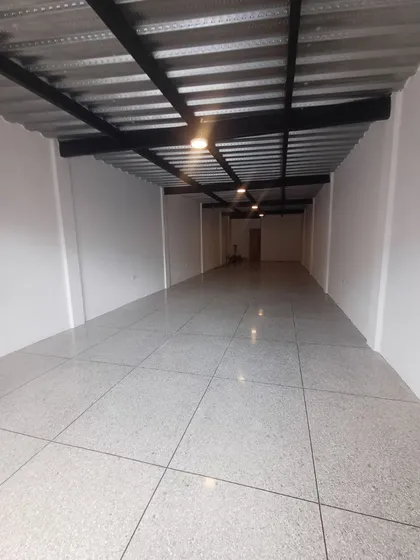 En Alquiler Local Comercial Ubicado En La Avenida Principal De La Cooperativa A Pie De Calle