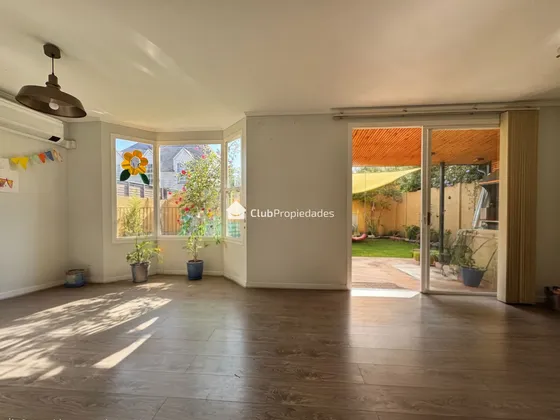 Cuenta Con Quincho Y Piscina, 3d/3b En Condominio.