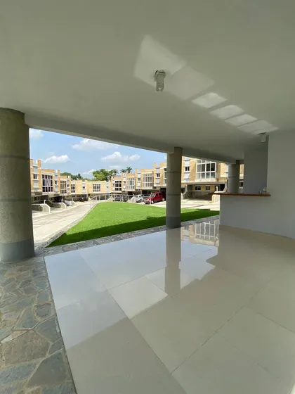 Mariana Vende Townhouse En Colinas De Guataparo Valencia Res. Villas Lago Mariajose