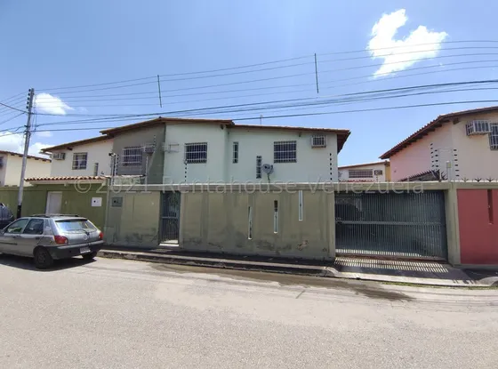 Casa En Venta En Maracay La Morita  Res El Rosal Rah #25-14816 Meglisf