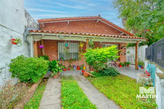 Casa En Martinez 4 Ambientes, 2 Baños, Playroom Y Patio. A 2 Cuadras De La Plaza.