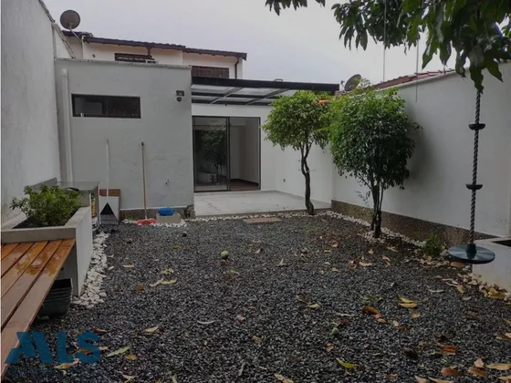 Hermosa Casa Con Amplios Espacios, En Un Maravillo...(mls#244418)