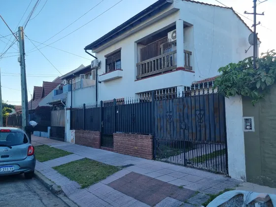Hermoso Chalet En  2 Plantas En Castelar Sur Quintana Al 700  4 Dormitorios , Gran Fondo Libre, Jardín De Inverno Pileta, 180 M2 Cubiertos Apta Credito Bancario