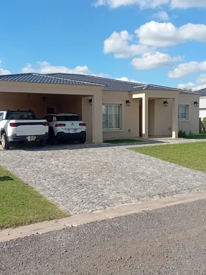Casa A La Venta En El Rebenque De Canning!!! Con 4 Dormitorios Y Quincho Cerrado!! Grupo Electrogeno A Gas!!!