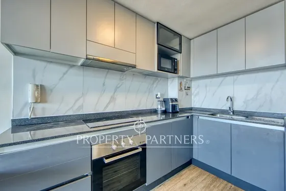 Moderno Departamento Con Terraza Y Vista Urbana En...