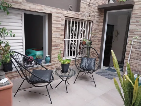 Casa Interna De Pasillo  2 Dormitorios  Reciclada A Nuevo Acepta Permuta Inferior Valor , Sin Expensas, Patio, Terraza Amplia Con Parrillero Se Escuchan Ofertas Barrio Abasto