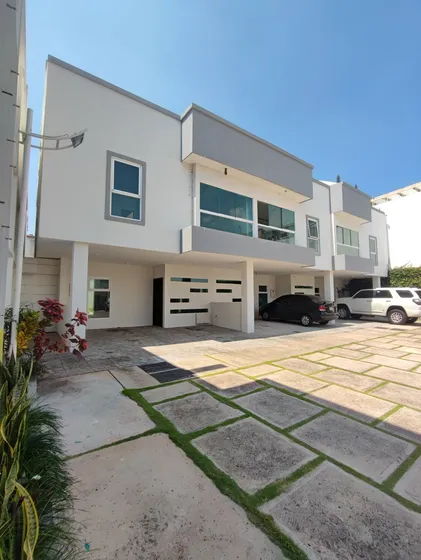 Manuel Torres Vende Casa En La Urbanización Paramillo Plaza 