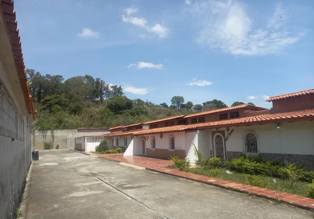 Casa Los Teques Urb San Omero 300 M2, 4 Hab, 2 Baños Y 3 P/e Acropolis Tf