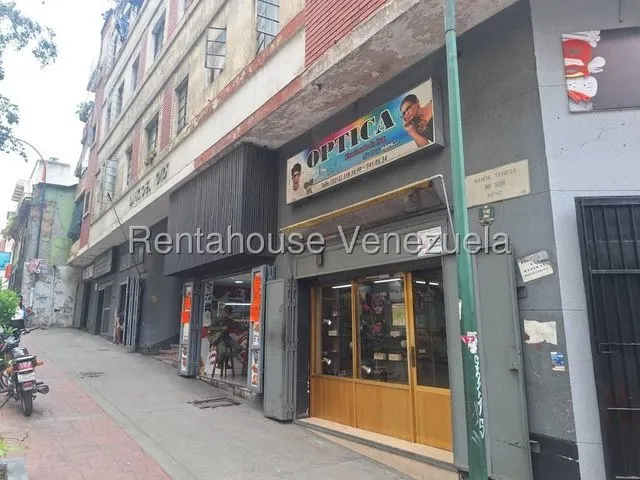 Local En Alquiler En El Centro De Caracas A Pie De Calle Tiene Mezzanina Actividad Peatonal Db 25-22128