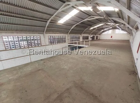 Daniela Linarez Alquila Galpones Comerciales De 1000m2 En El Centro De Barquisimeto Posee Area De Mezzanina Tanques Subterrneos Acabados De Primera                                                     