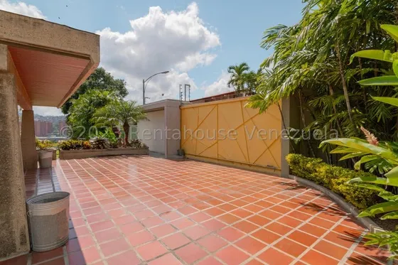 Casa En Venta Con Amplios Y Comodos Espacios - Urb. Prados Del Este 
