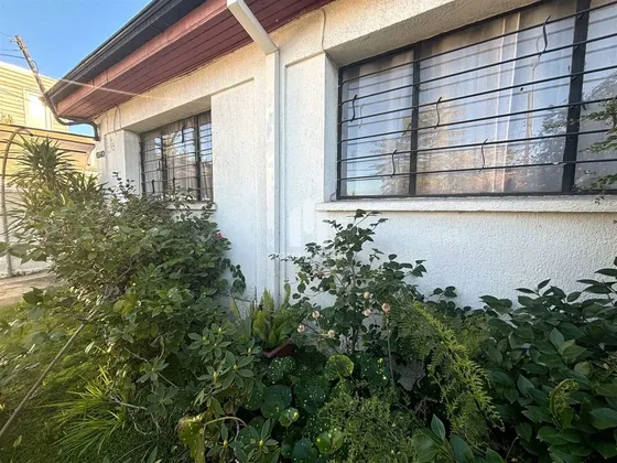 Casa En Venta De 2 Dorm. Pasaje Cerrado En Vitacura