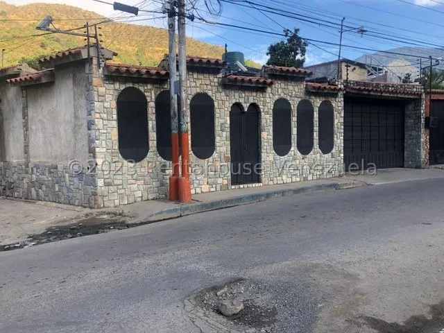 Amplia Casa-quinta Con Portón Eléctrico ,tanque Subterraneo , Tanque Aéreo, Planta Eléctrica.  Calle La Pedrera. Maracay. Rah 25-15807