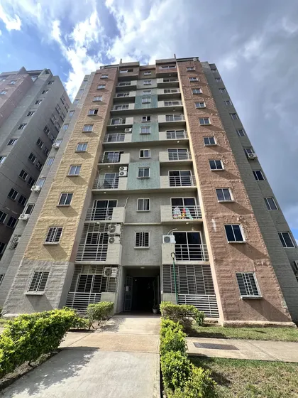 Yannet Inmuebles Vende Bello Y Semi Equipado Apartamento En Residencias Monte Mayor San Diego