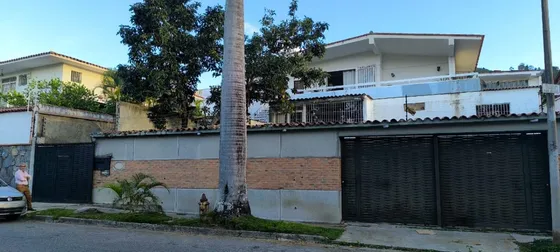 Casa Comercial En Alquiler, La Trinidad. Chs