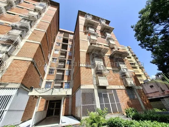 Amplio Apartamento En Venta, Sector Centro, Turmero, Piso Intermedio, 25-2295 Mv