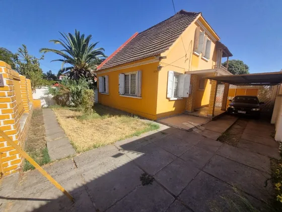 Casa 7d/3b Con Gran Terreno, Ideal Para Inversión O Negocio