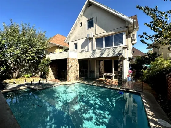 Casa En Venta De 6 Dorm. En Peñalolén