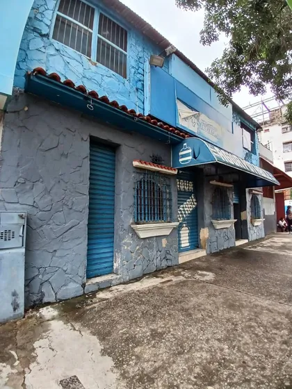 En Venta Local  Totalmente A Remodelar  En Plena Av Bolivar Norte Cerca Al Liceo Pedro Gual. Keivis V