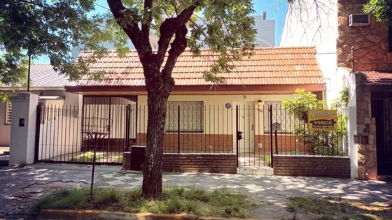 Venta Monte Grande Casa Centrica De 3 Dormitorios 2 Baños C/ Cochera Y Patio