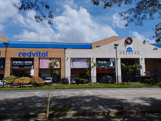 Alquiler De Local En C.c Cristal Las Quintas, Naguanagua. Inmobiliaria Maggi 1874