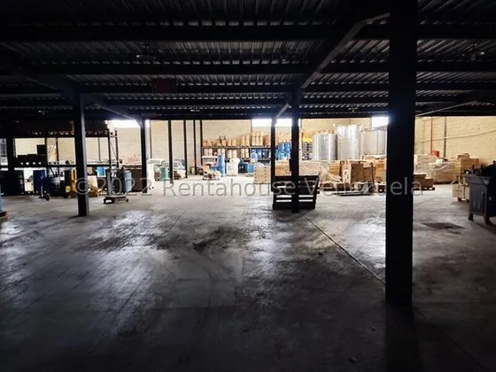 Fmp En Venta Galpon Industrial, Ubicado En La Zona Industrial Catillito. Area De 1650 Mts Mezzanina De 780 Mts Rampa Para Carga Y Descarga Areas Para Oficina.